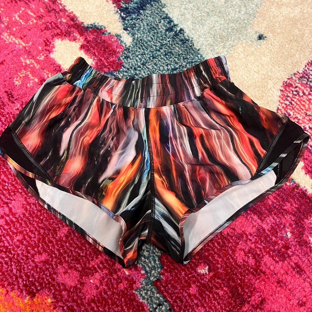 Lululemon Hotty Hot LR 2.5” Shorts - Size 4
